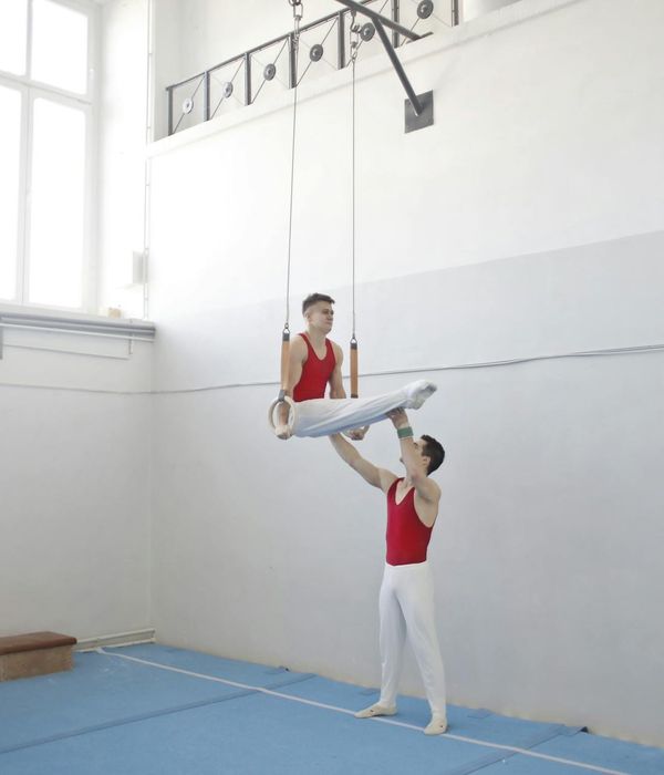 Professional female coach demonstrating balance and strength discipline.